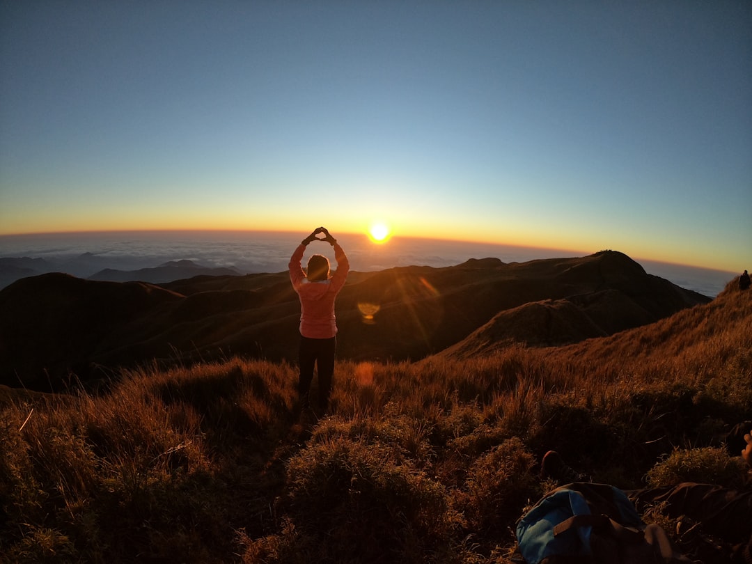山頂からの日の出を眺める登山者たち