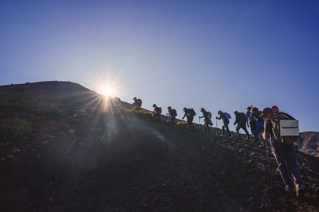 列をなして山を登る登山者たち