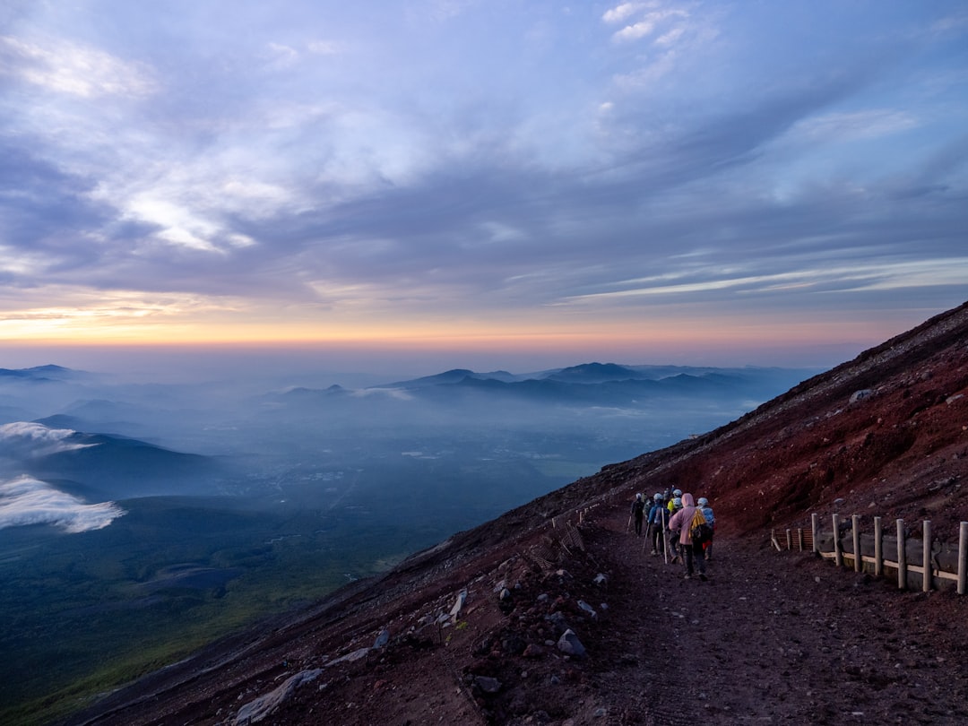 富士山の登山道を歩く登山者の列