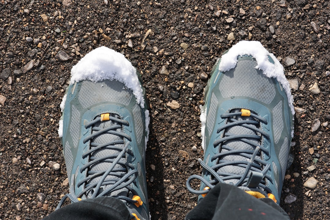 チェーンスパイクを装着した登山靴