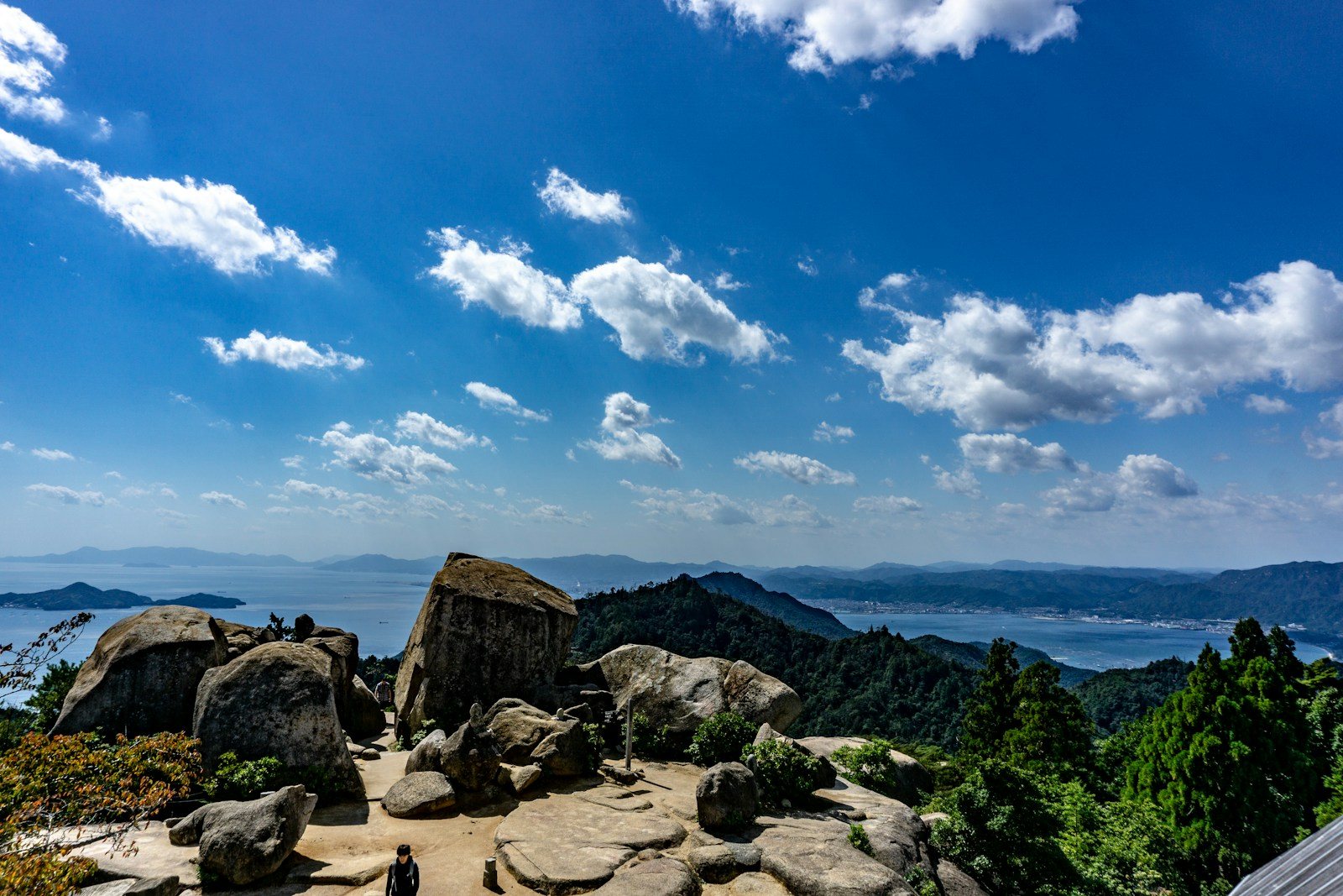 岩が点在する山の斜面