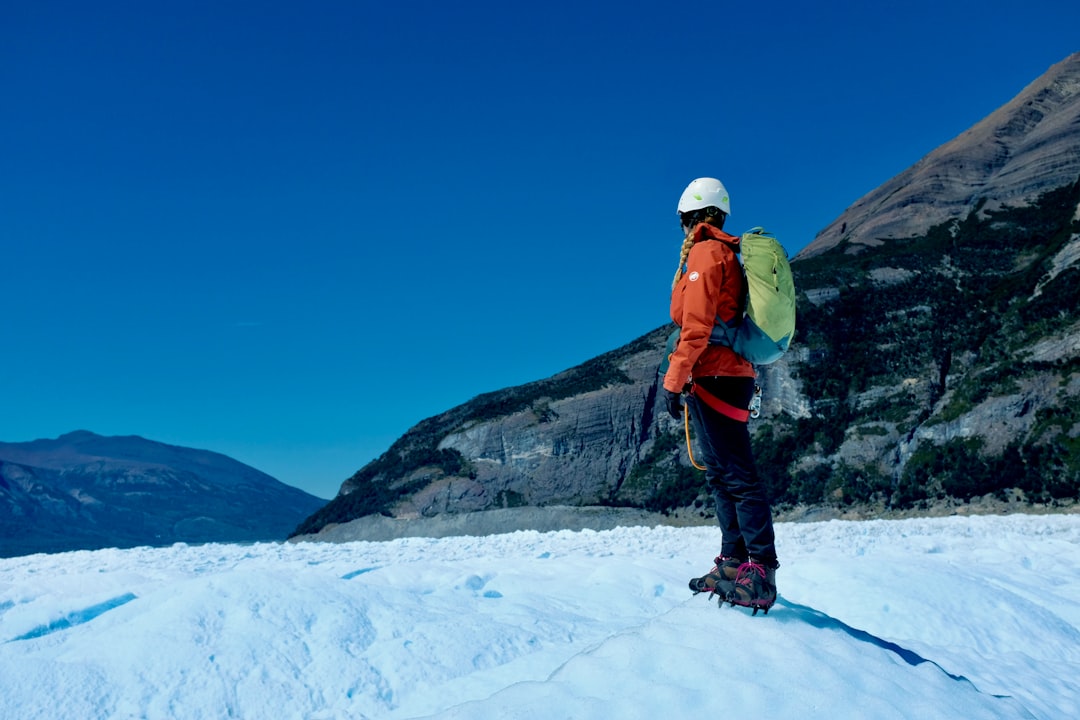 稜線を歩く登山者