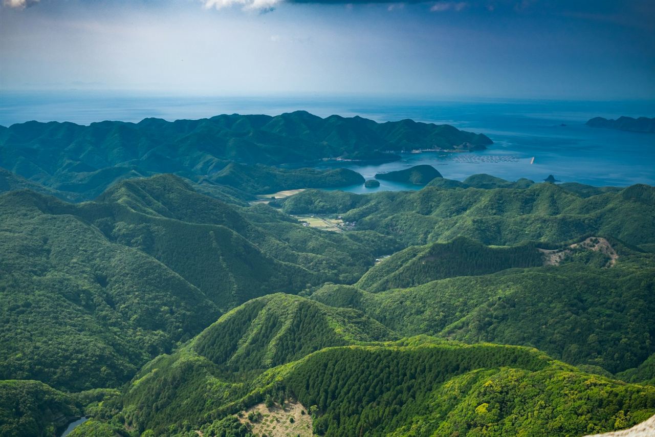 山上から見下ろす湖と山並み