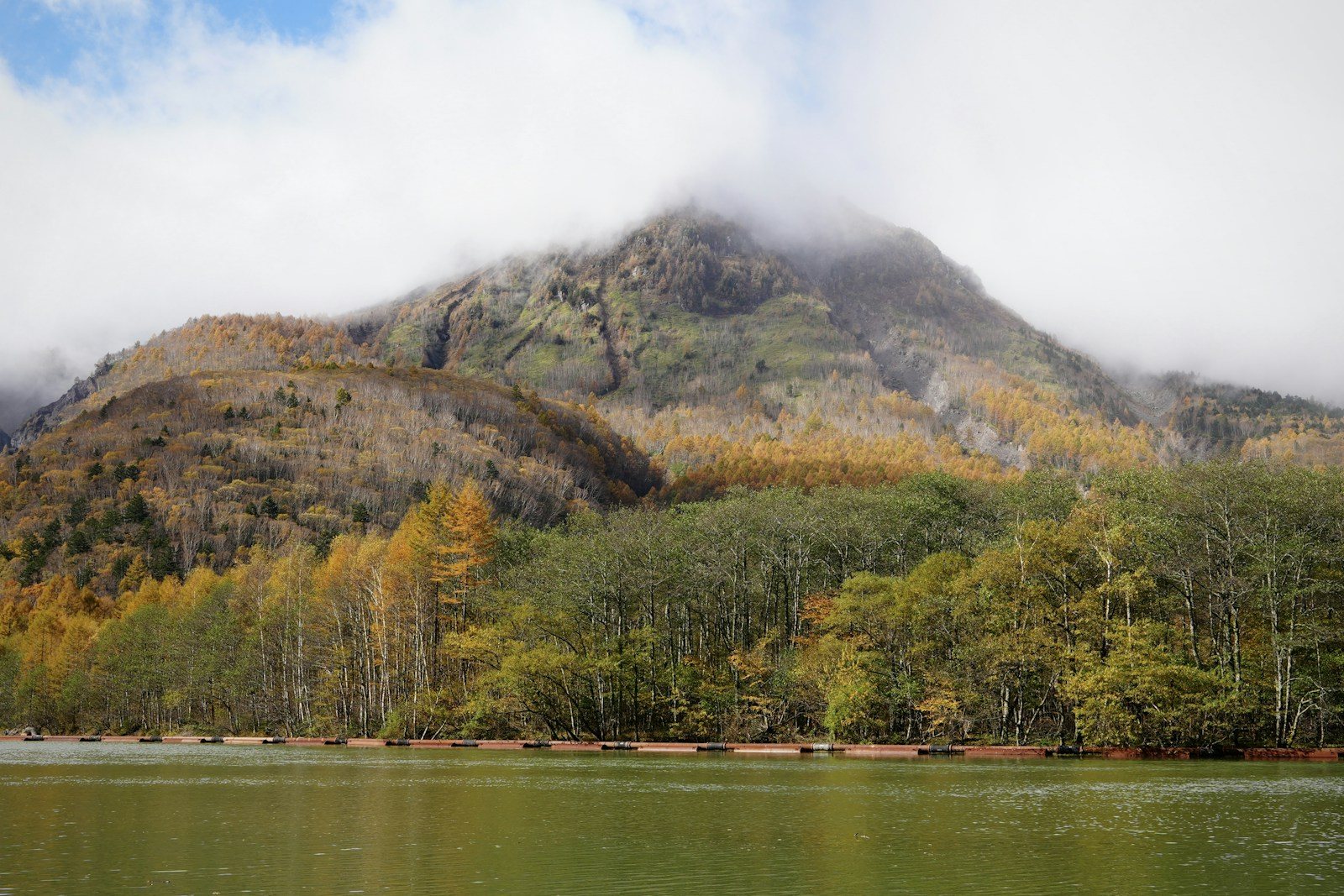 湖の向こうにそびえる円錐形の峰