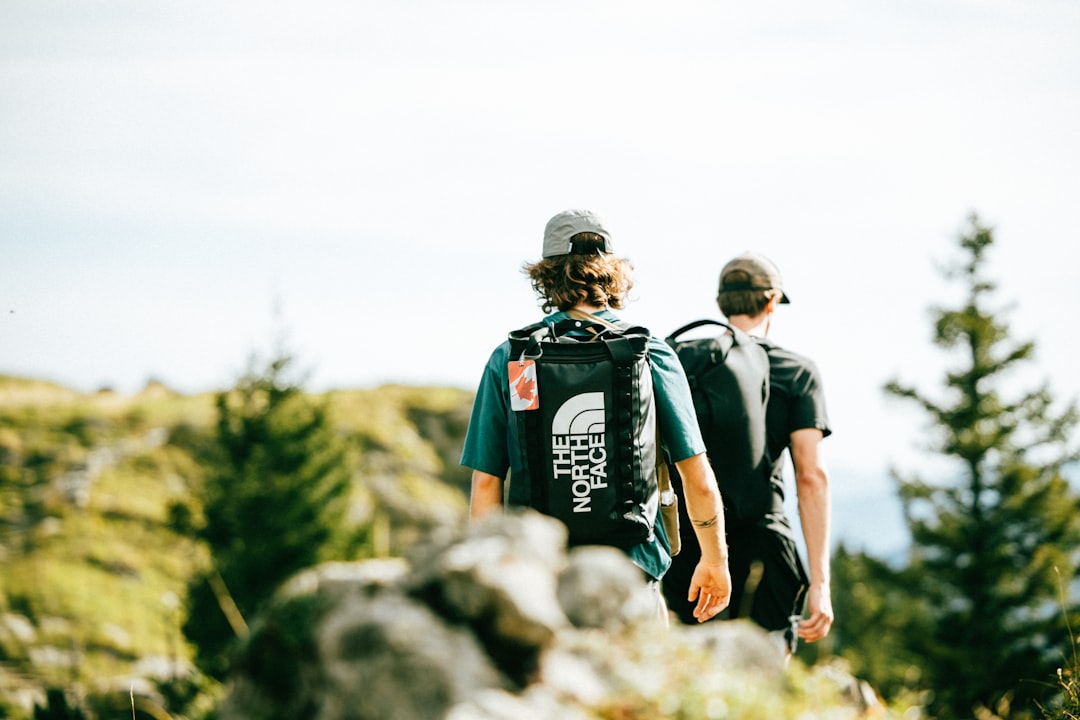 稜線を歩く2人の登山者