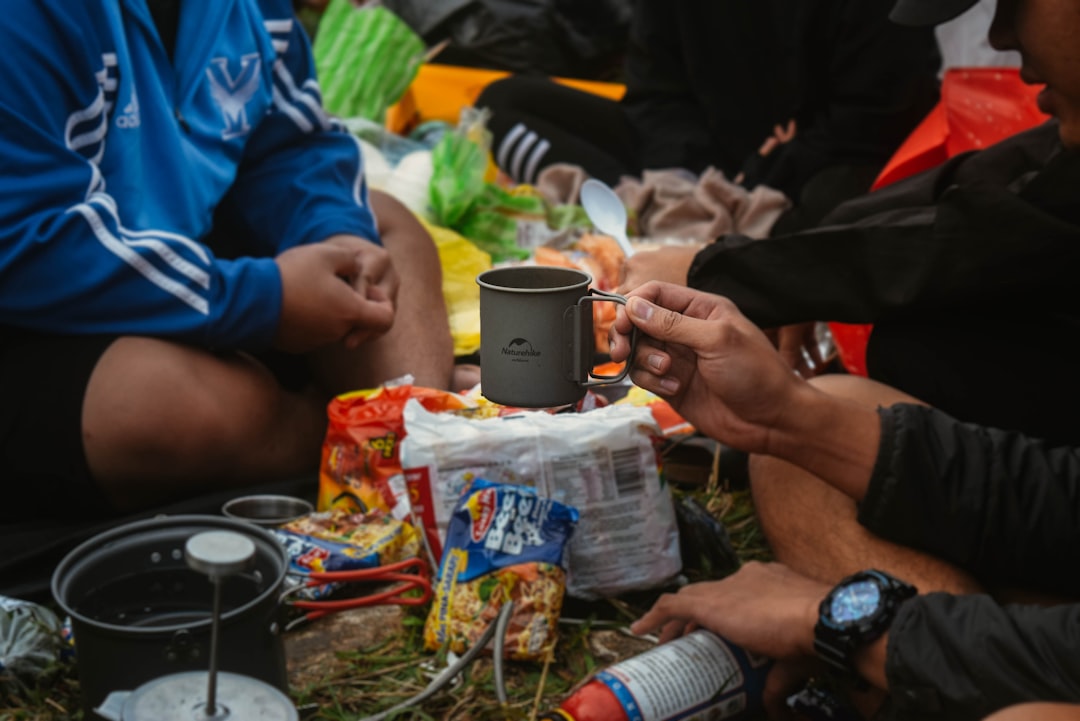 山頂でコーヒーを楽しむ登山者