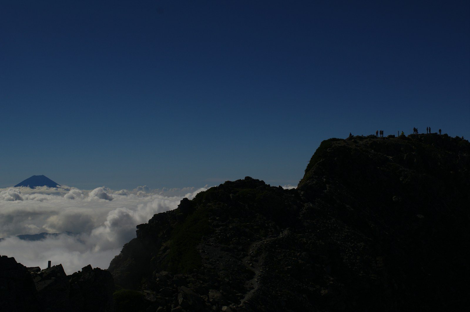 夏の山岳ハイキングの景色