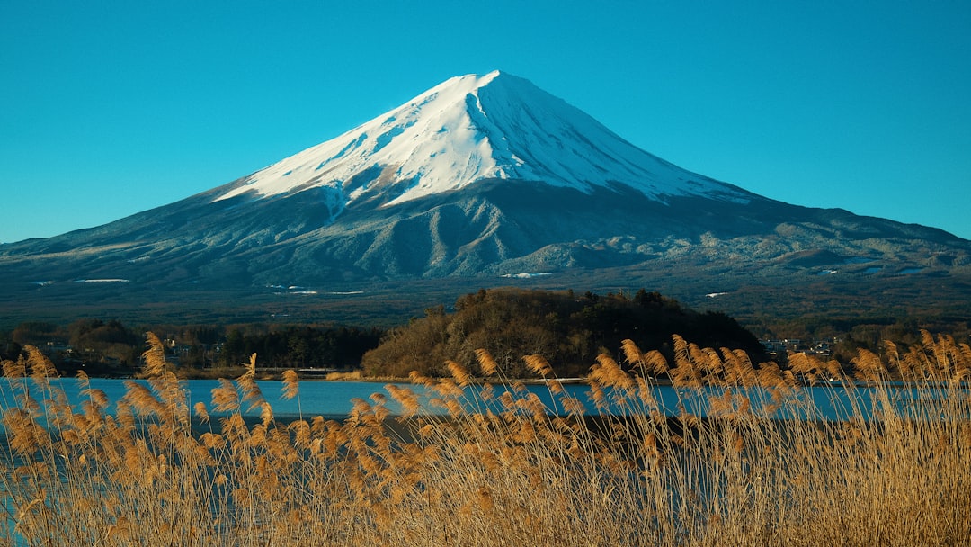 山頂から見渡す山中湖と富士山