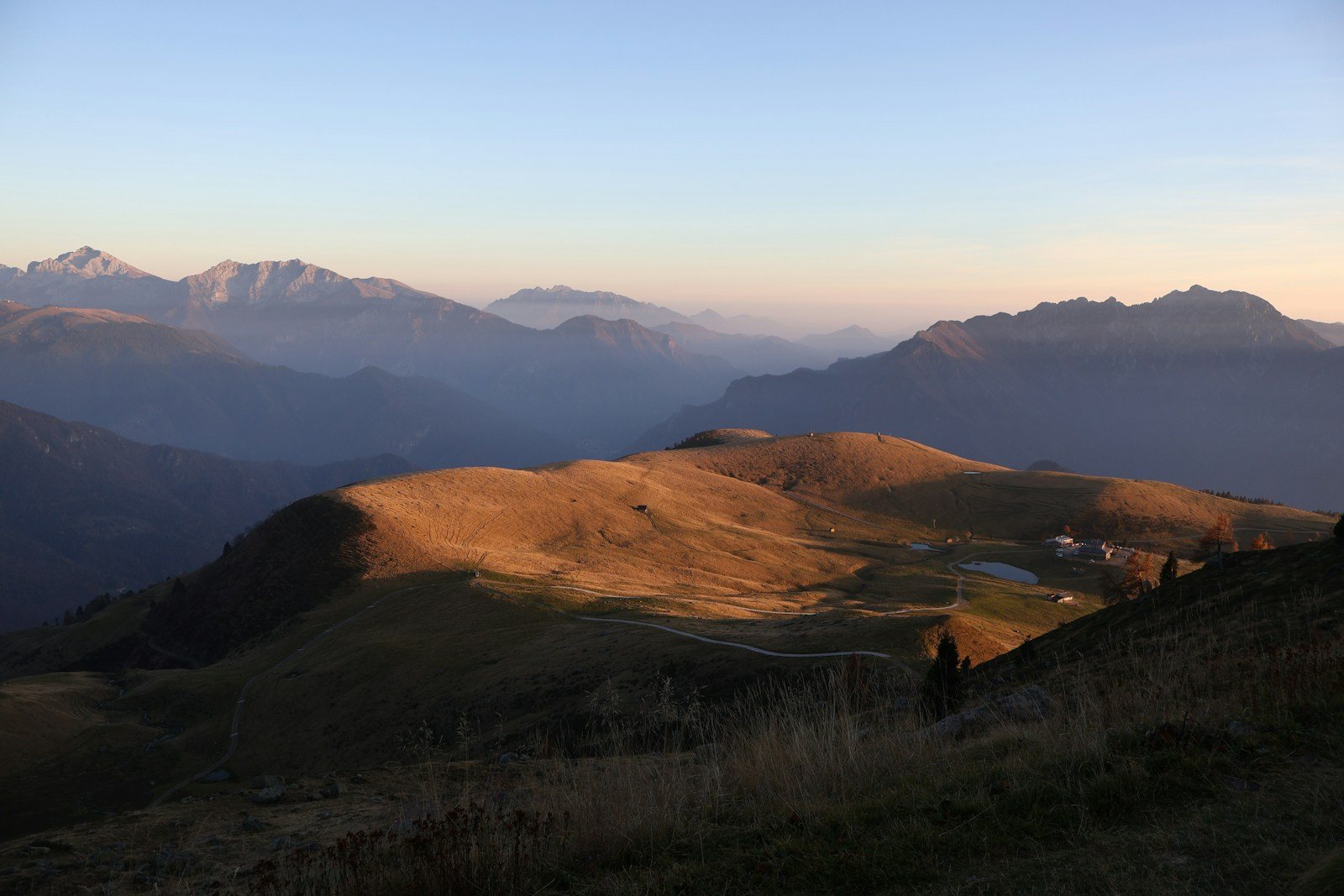 長い行程を歩く登山者