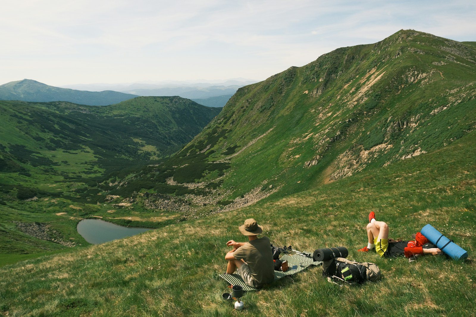 山の斜面で休憩する登山者