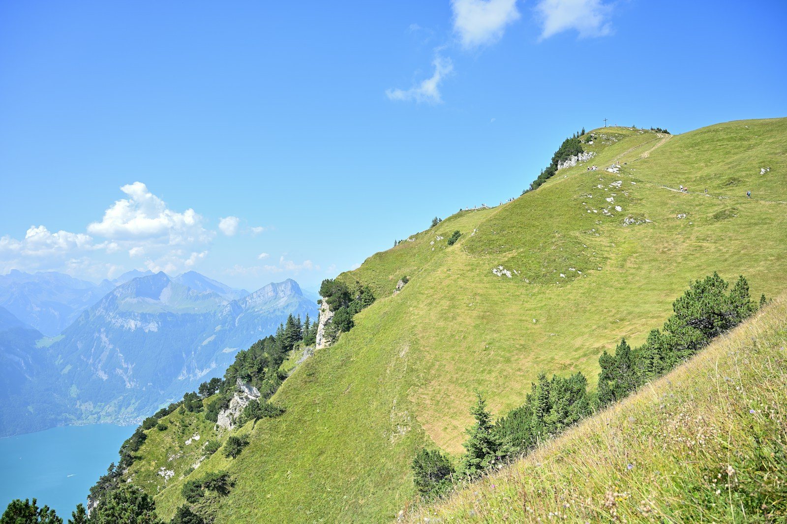 稜線をたどる登山道