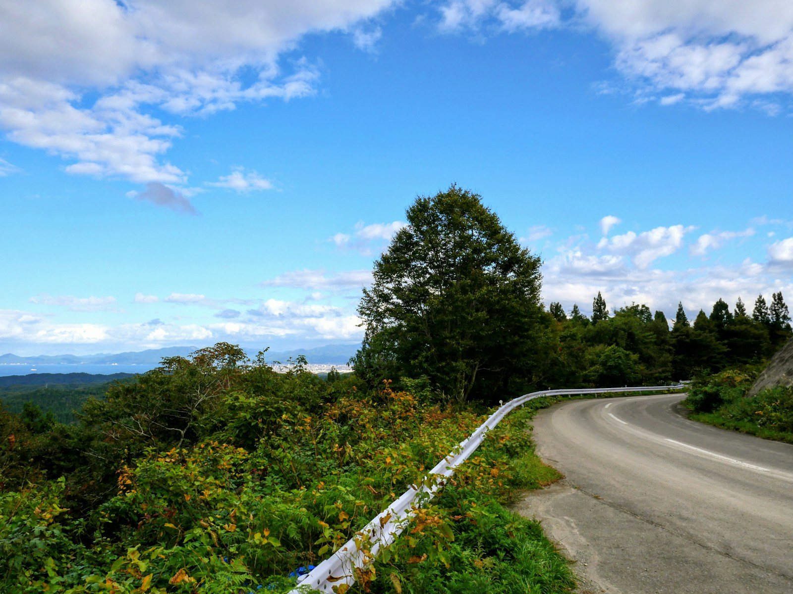 栗駒山へ向かう山岳道路と紅葉