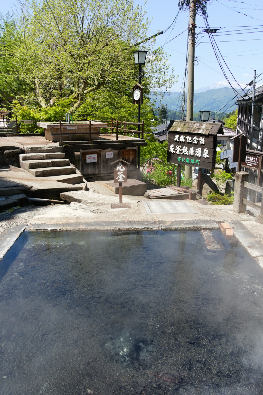 湯気の立つ露天温泉
