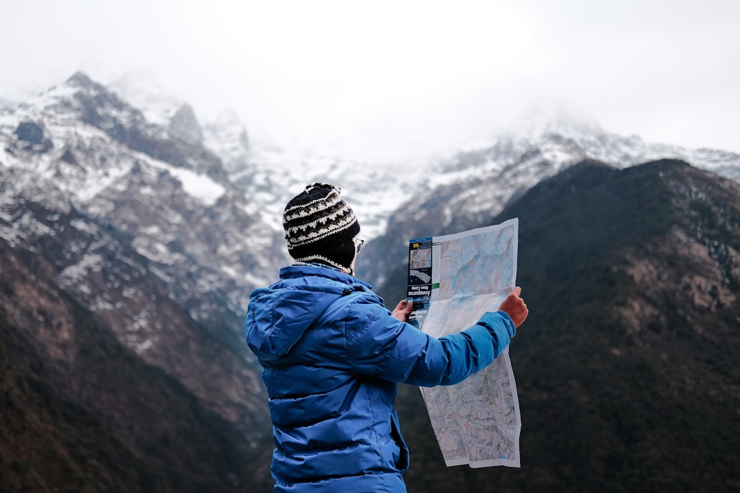 登山地図を確認する男性