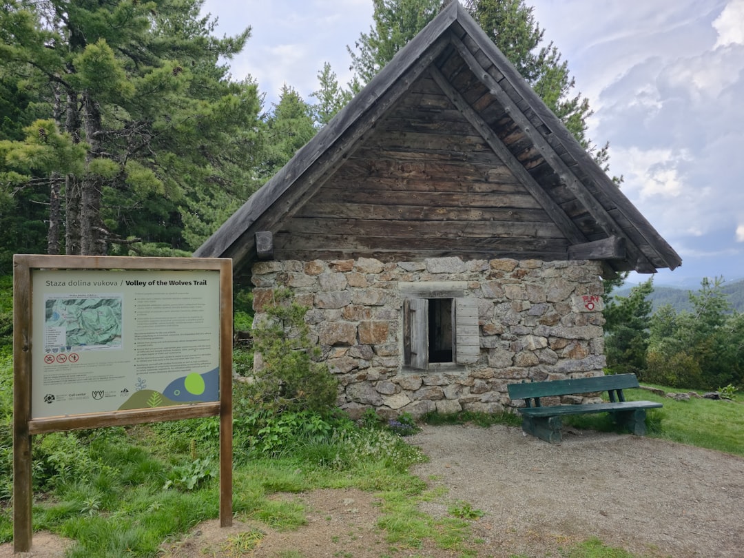 山にある石造りの小屋とベンチ
