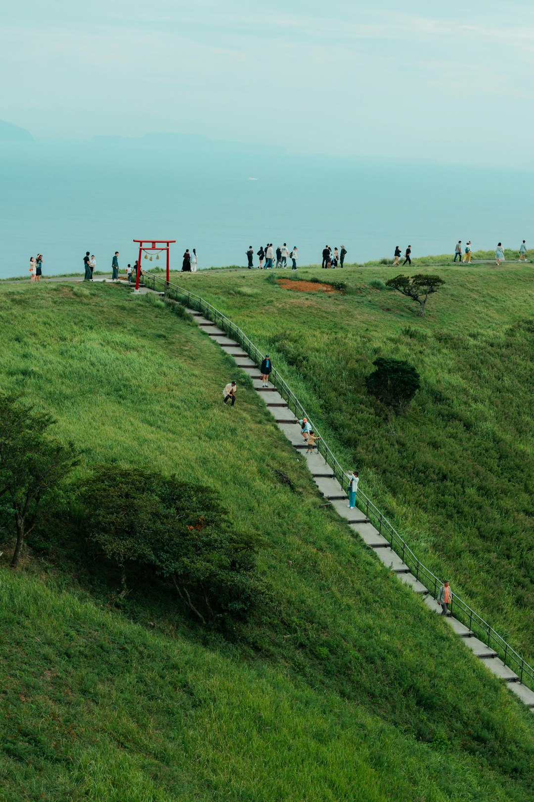 山の神社へ続く登山道