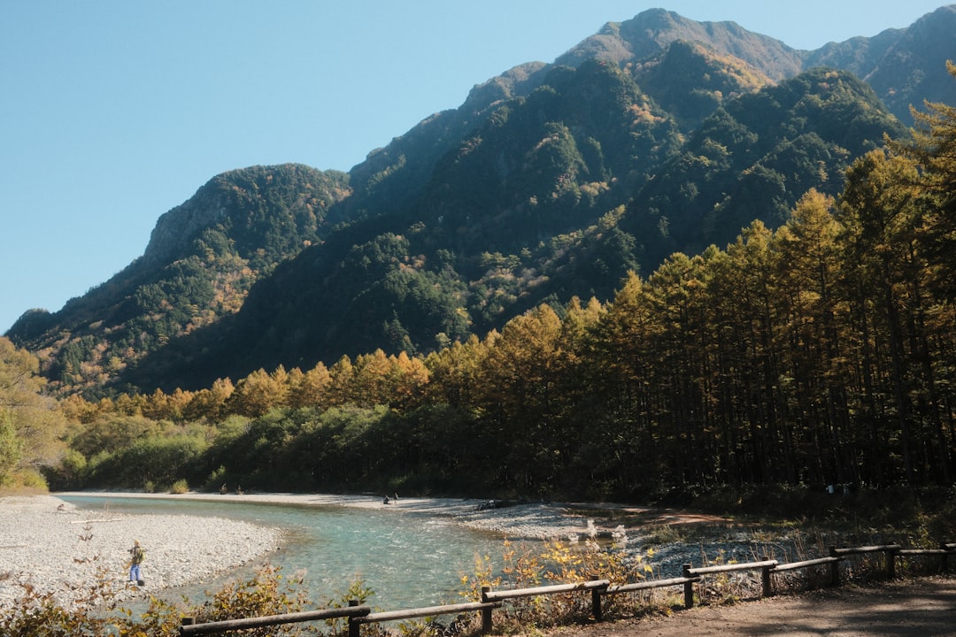 紅葉と川の山岳風景