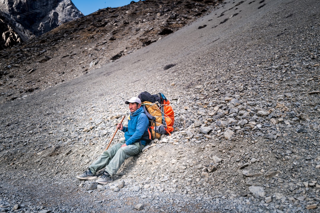 ザックを下ろして休憩する登山者