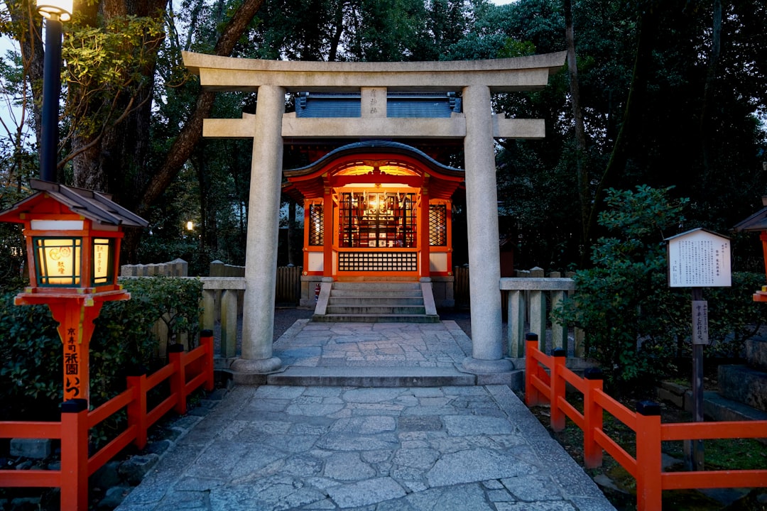 木製の建物の中の寺院の祭壇