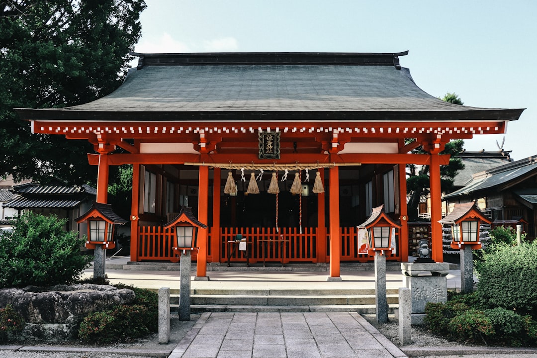 朱色の木造寺院