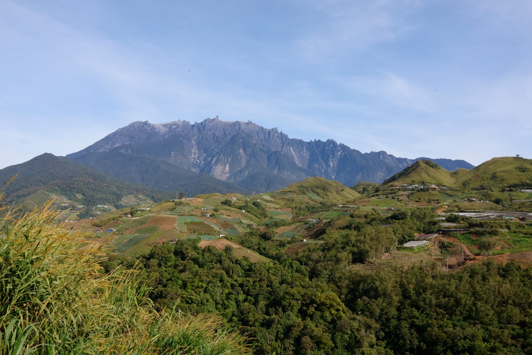 立山の雄大な山並みと青空