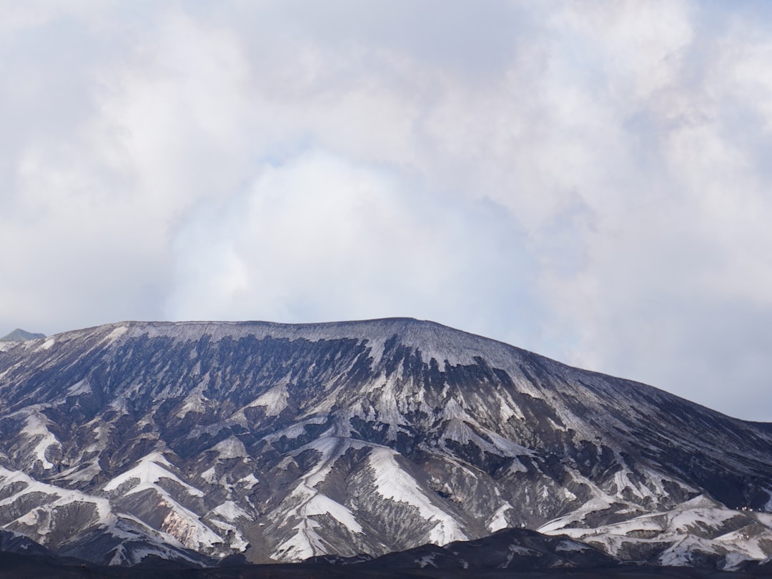 雲のかかる山頂のイメージ