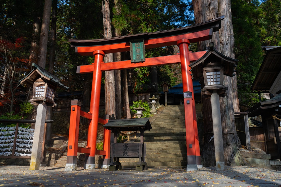 山の中の神社の建物