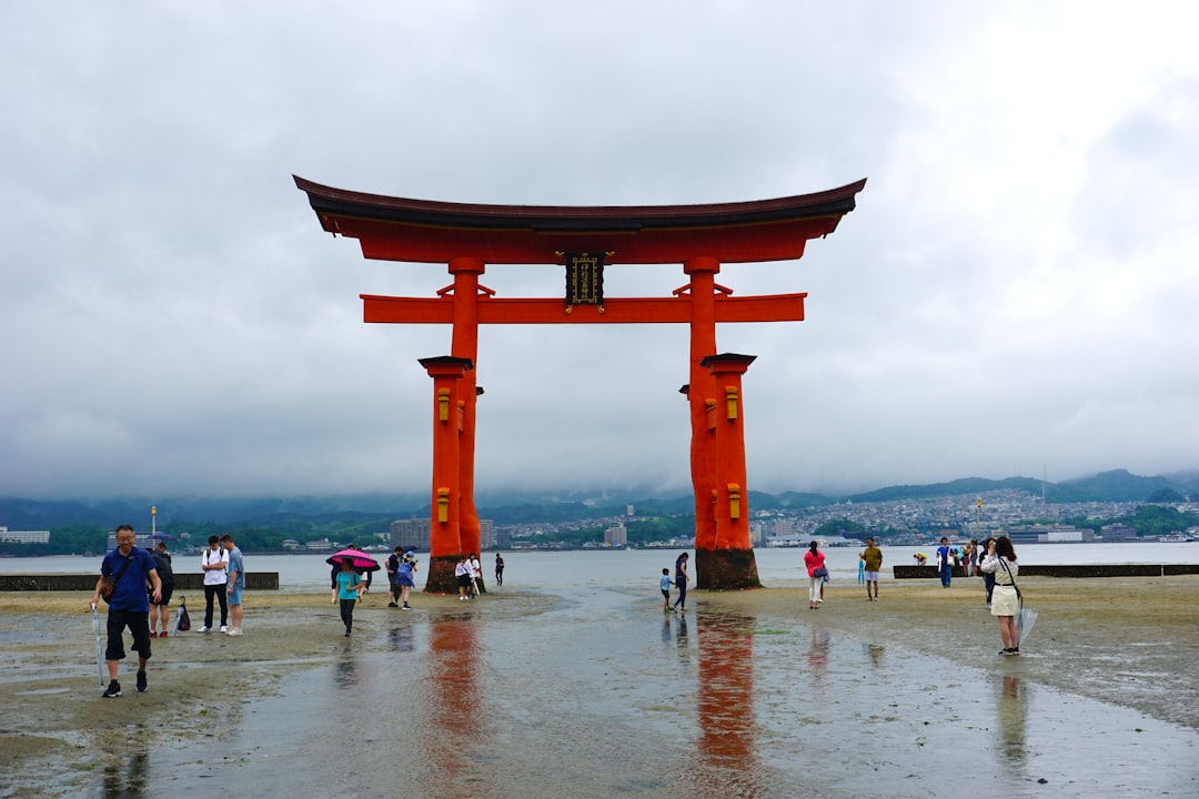 赤い鳥居のある神社