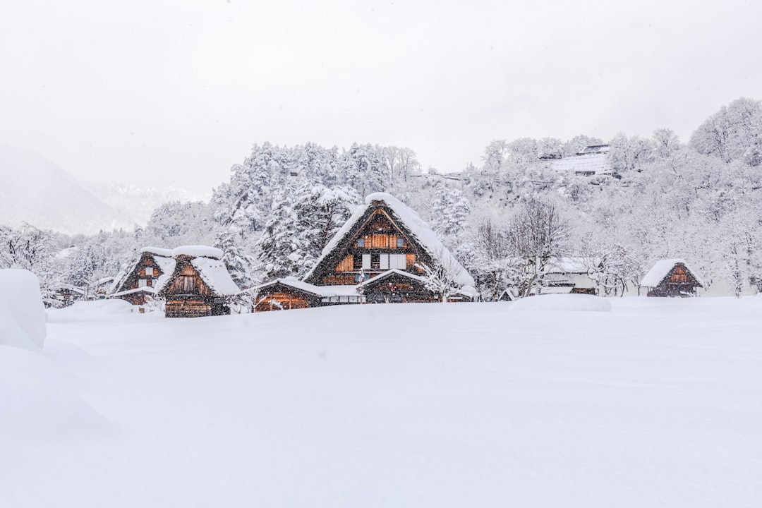 雪山と山小屋