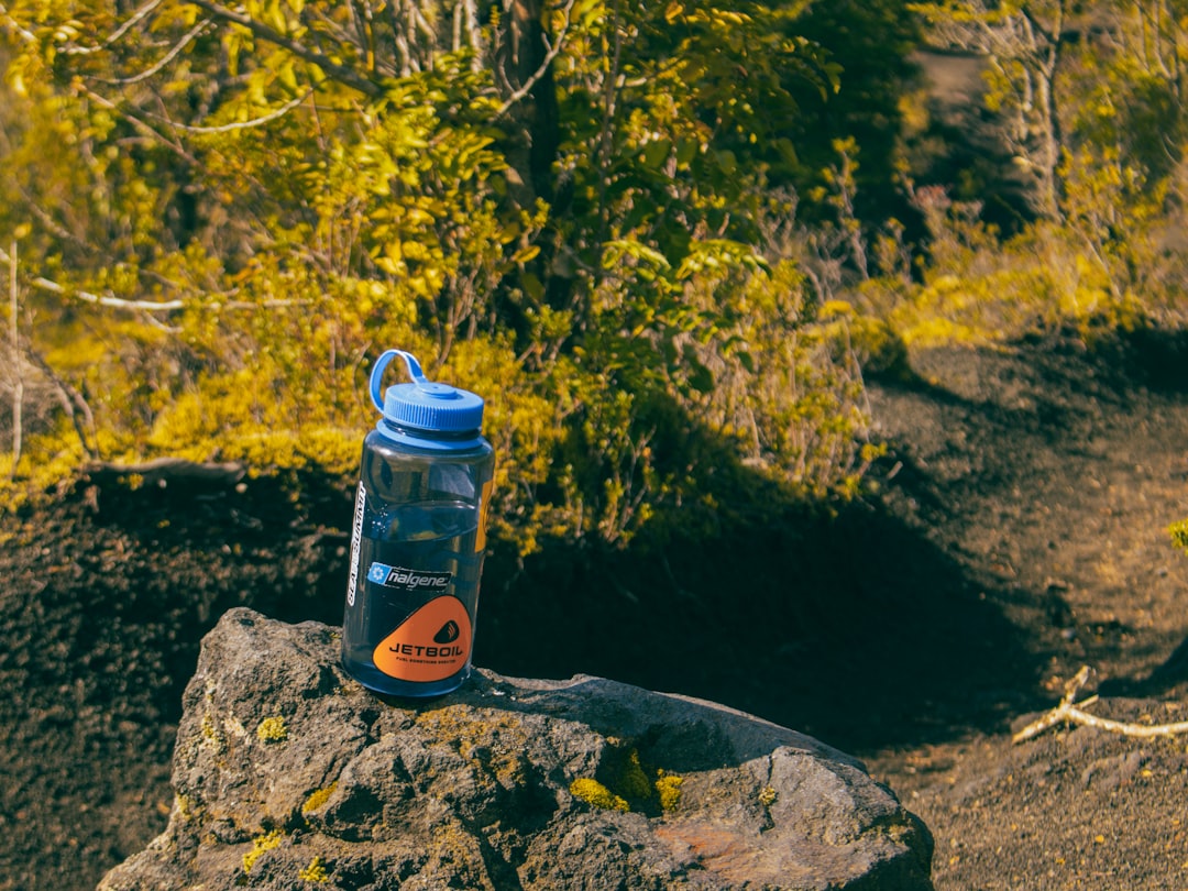 ボトルの水を飲む登山者