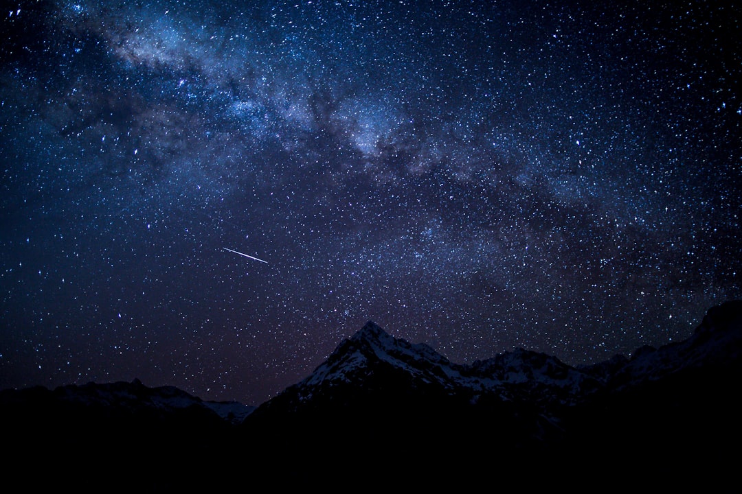 夜の山のシルエットと星空