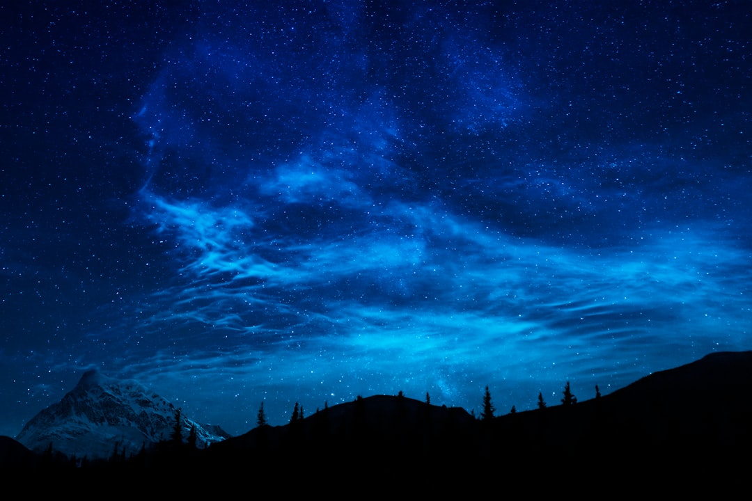 満天の星空と山の稜線