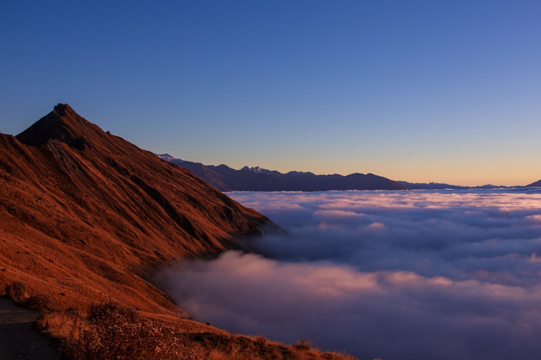 朝焼けの雲海と山頂