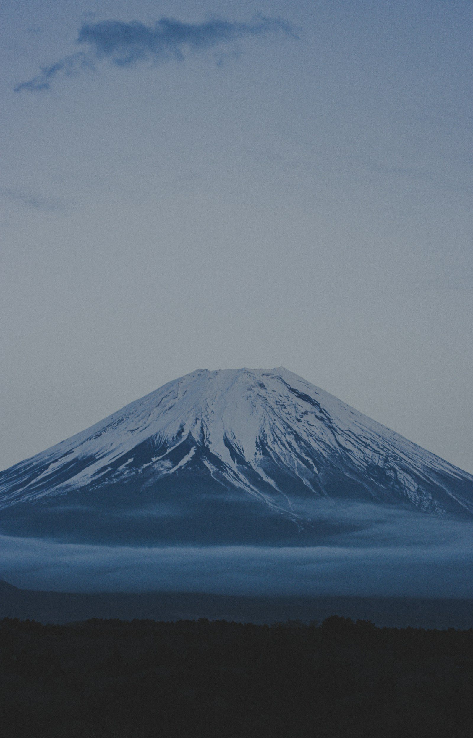 北アルプスの稜線と雲