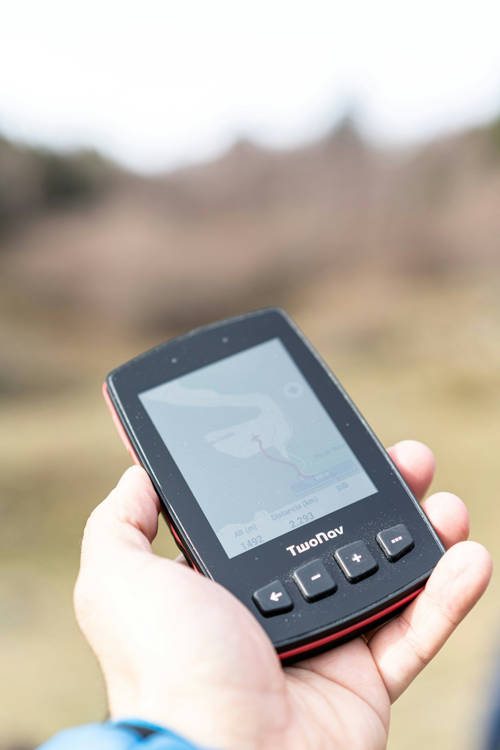 山の中でスマートフォンを使う登山者