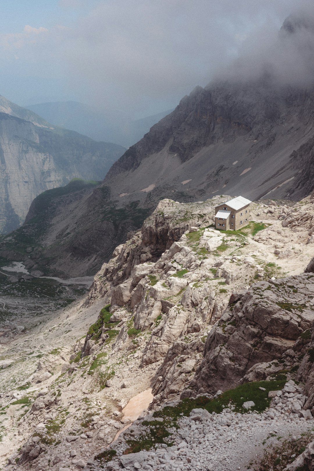 岩山の上にある山小屋