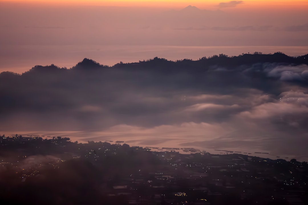 朝霧に包まれる山並み