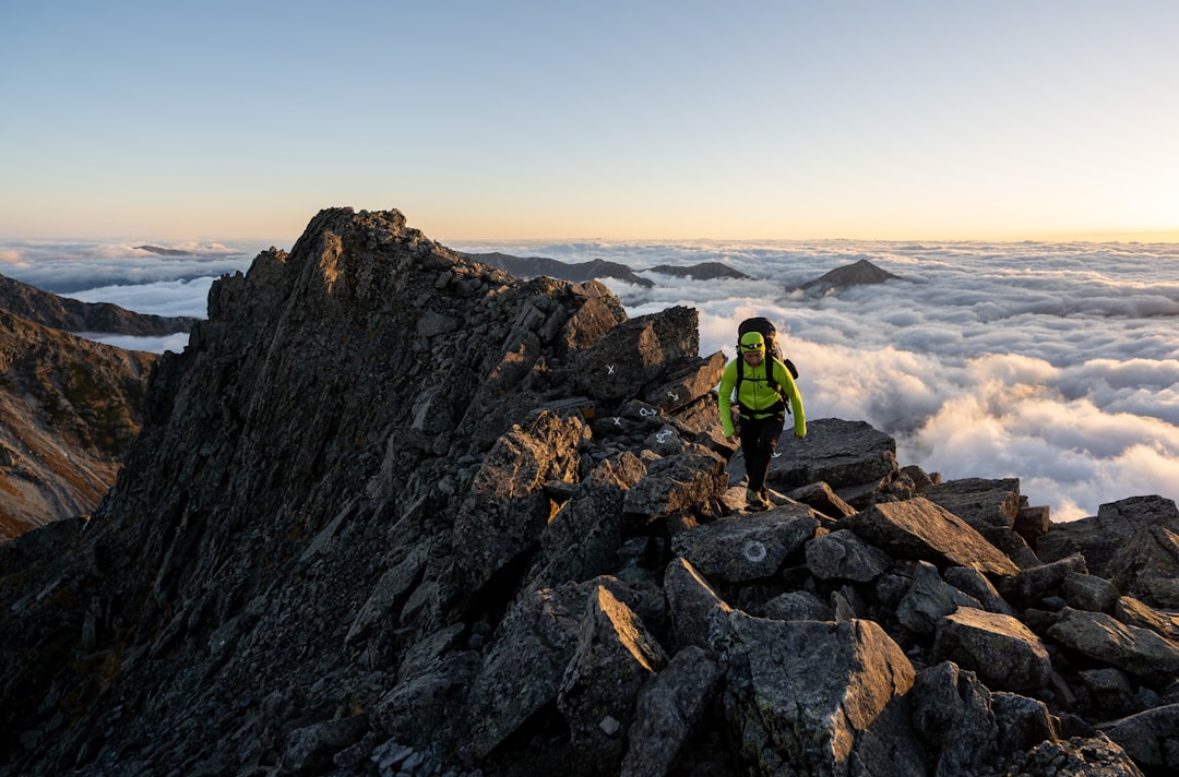 雲海の上を歩く登山者