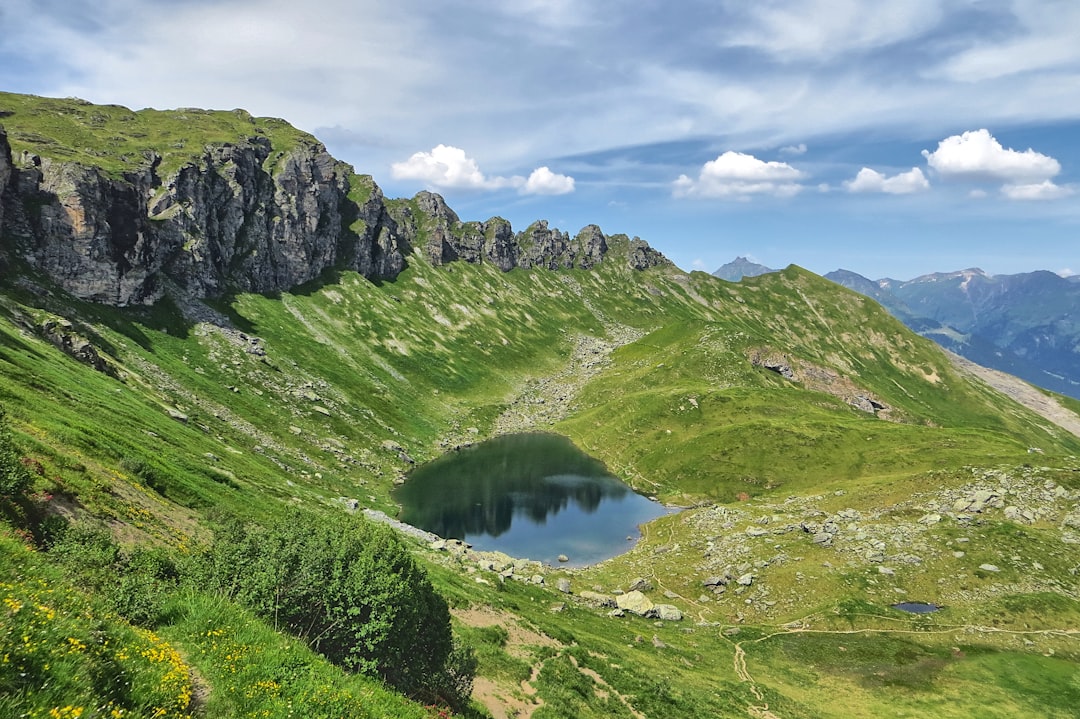 高山帯の稜線と湖の風景