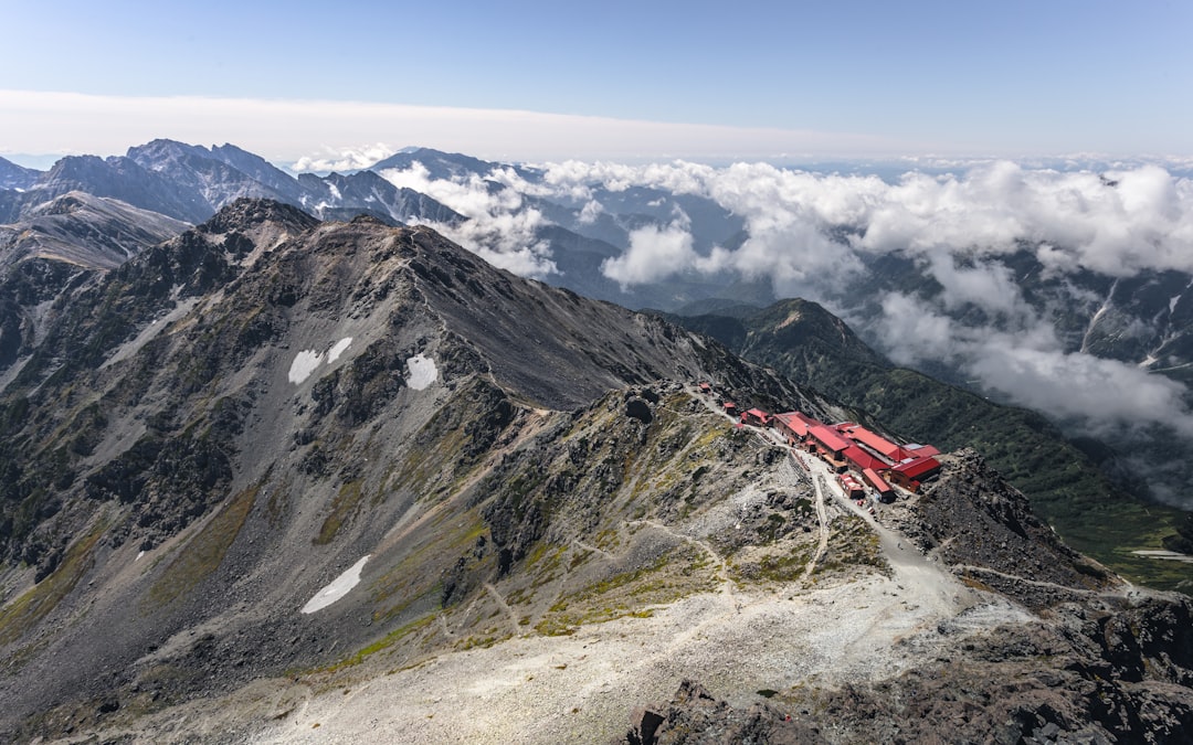 北岳肩の小屋周辺の稜線から見える山並み