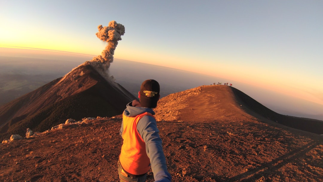 活火山を望む登山道