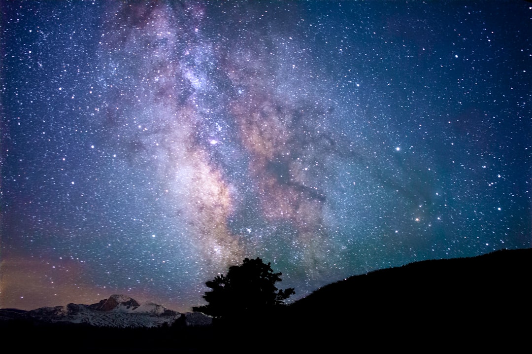 夜の星空と山のシルエット