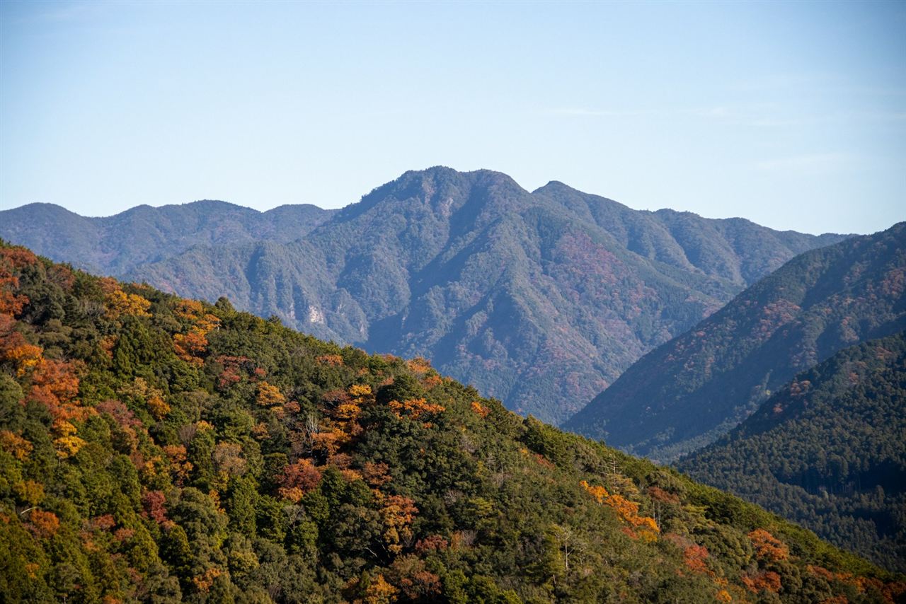 山腹を横切る登山道のイメージ