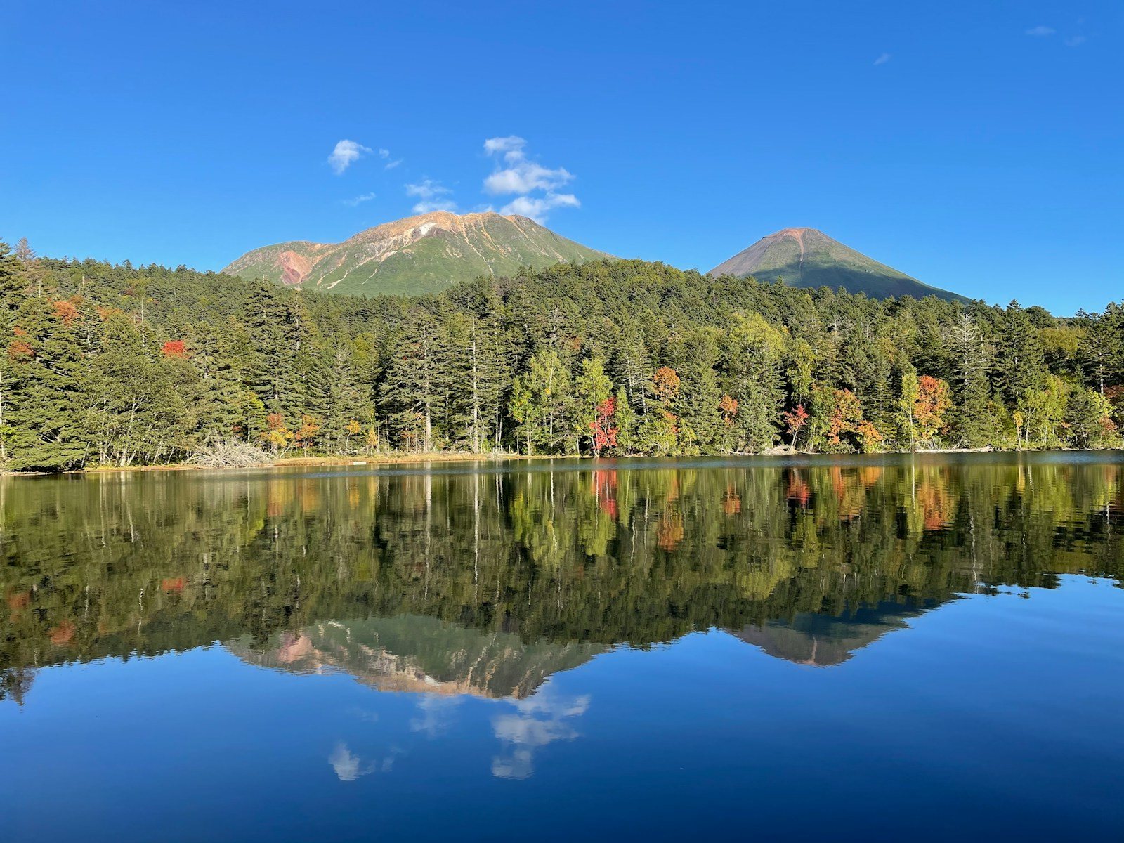 山を映す高山の池と紅葉
