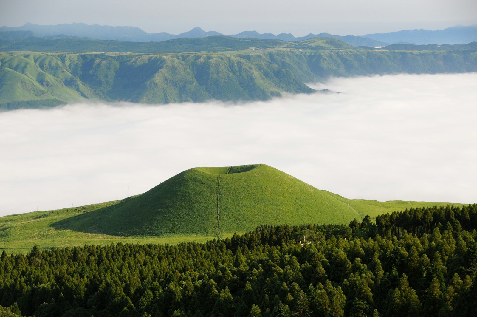 カルデラに雲海が広がる阿蘇の朝