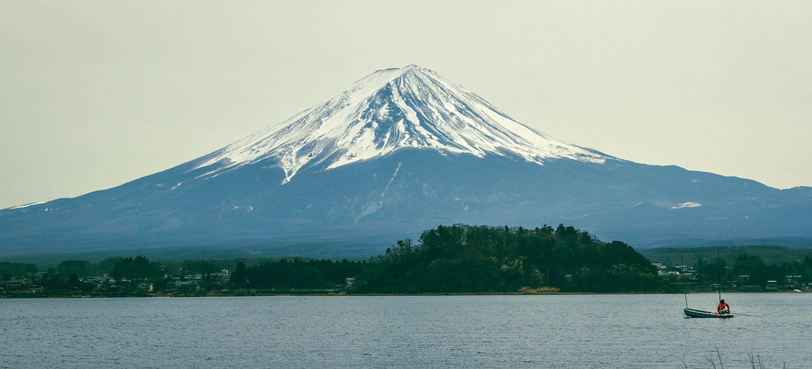 静かな湖面に浮かぶ船