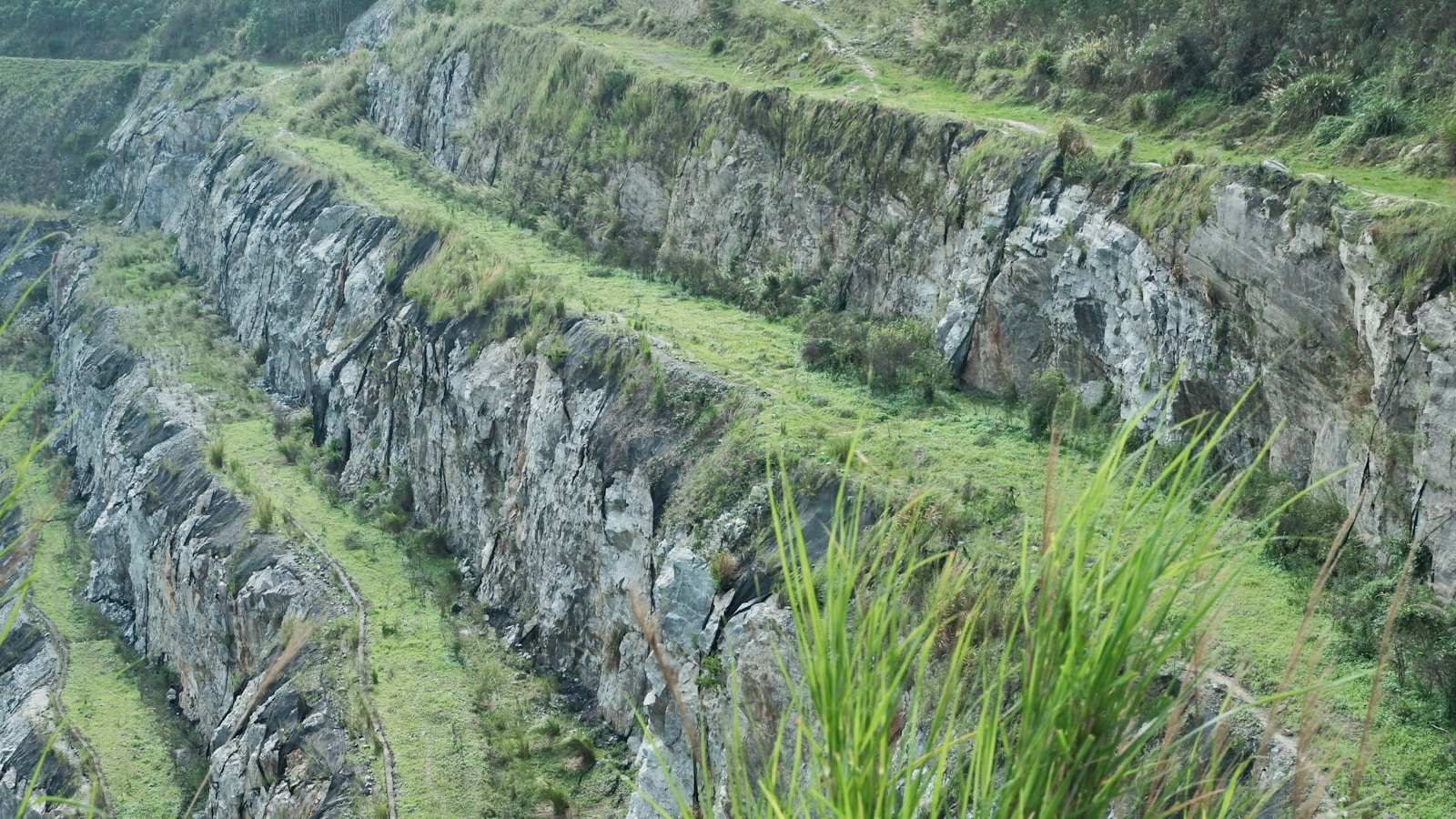 岩がむき出しになった山の斜面