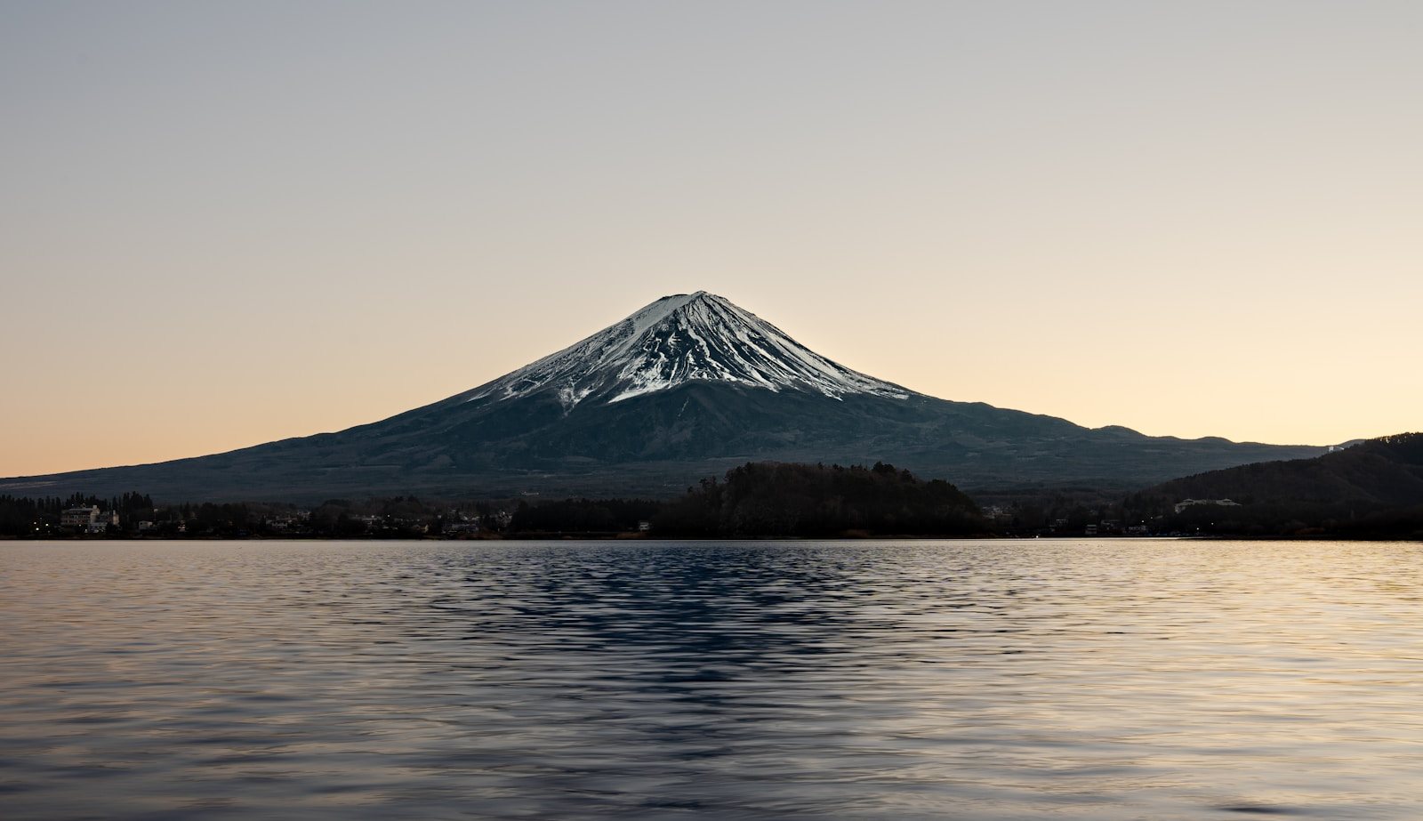 遠くに雪をかぶった山頂