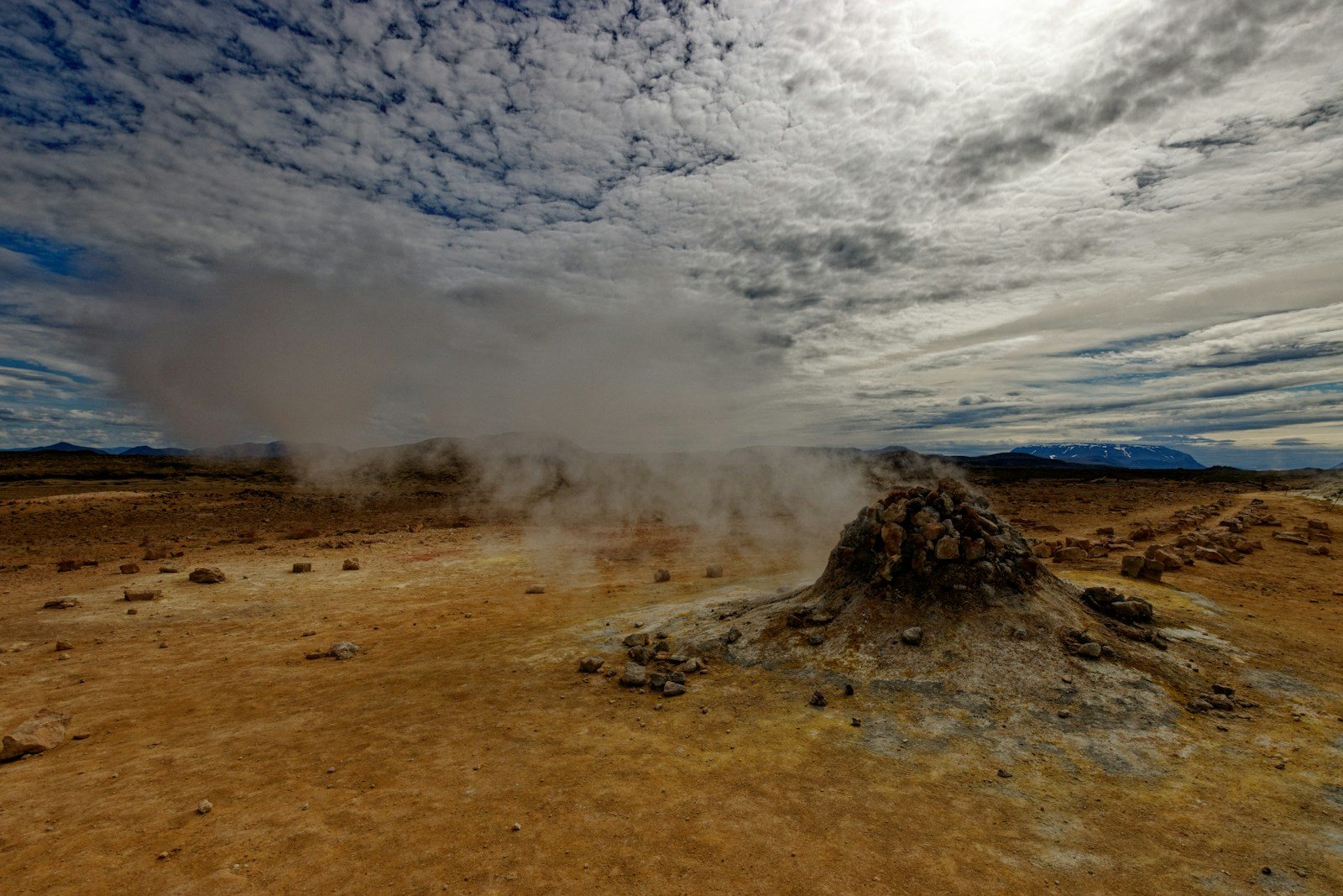 八幡平の噴気が上がる地熱地帯のイメージ