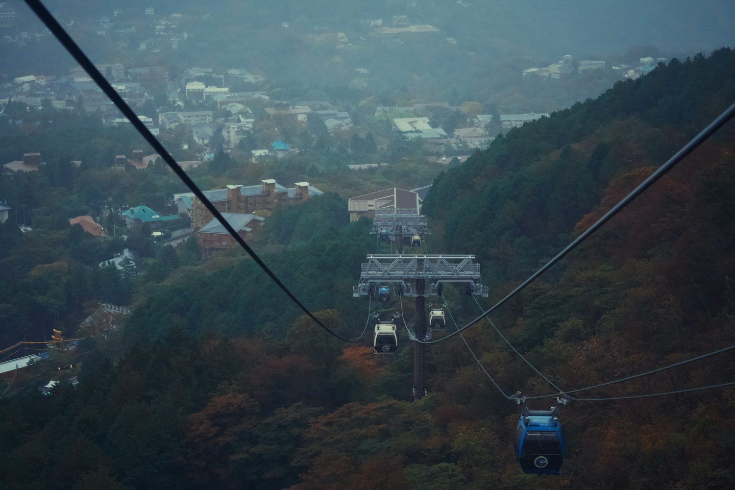 山頂へ向かうロープウェイ